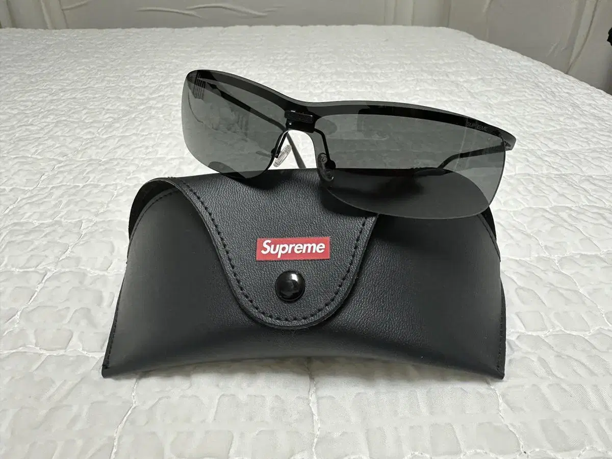 22 SUPREME VELO SUNGLASS BLACK